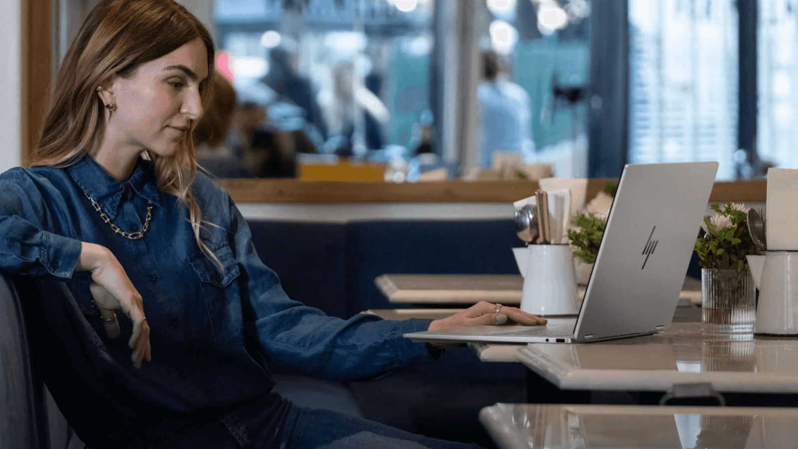 mujer trabajando con HP OmniBook X 14