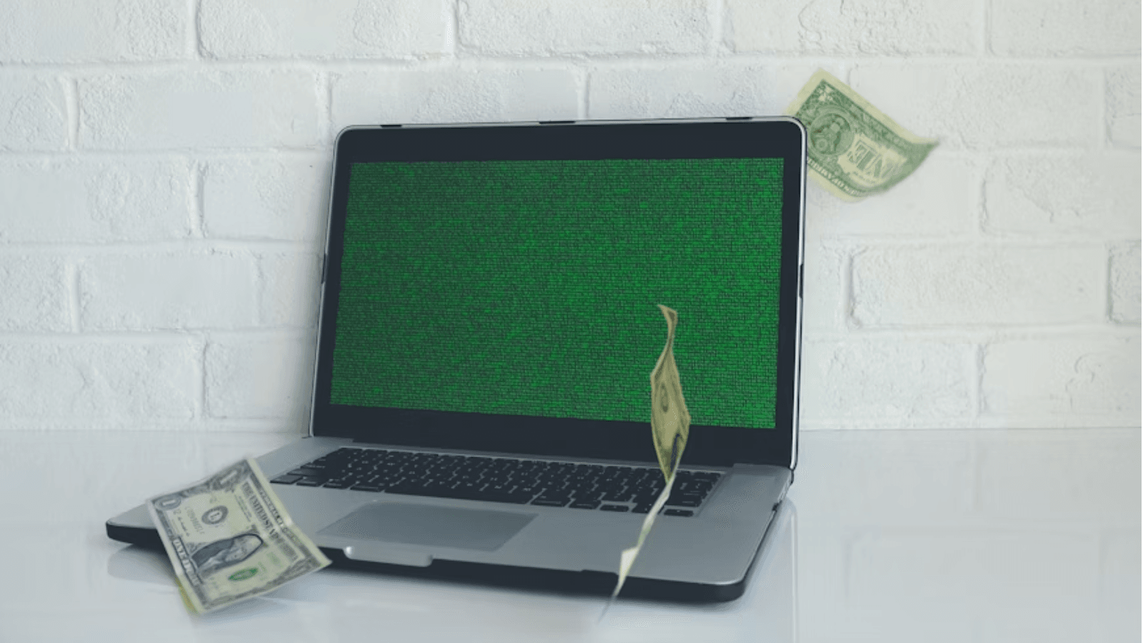 imagen de un hacker frente a un ordenador