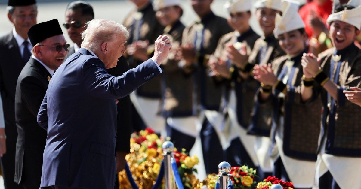 El baile de Donald Trump al aterrizar en Malasia, donde fue recibido con alfombra roja