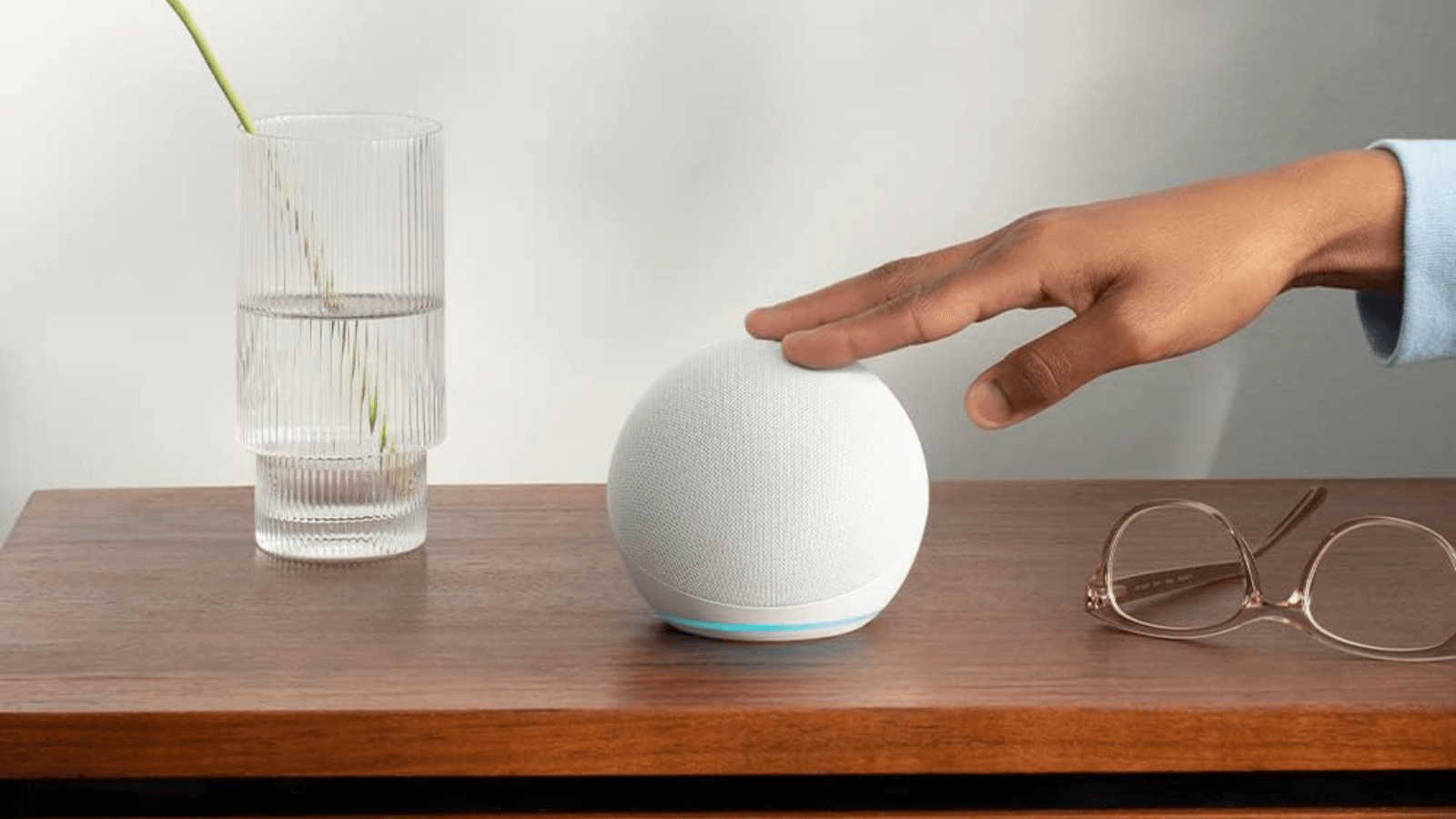 Amazon Echo Dot de 5ª generación sobre una mesa de madera, mostrando su diseño esférico y compacto ideal para cualquier estancia