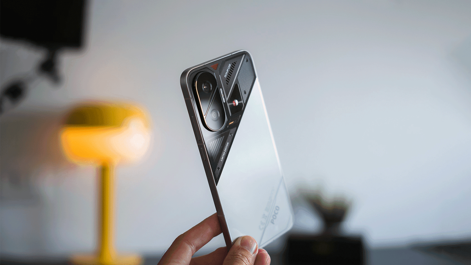 Vista frontal del smartphone Xiaomi POCO F7 en color negro, mostrando su gran pantalla AMOLED con biseles delgados
