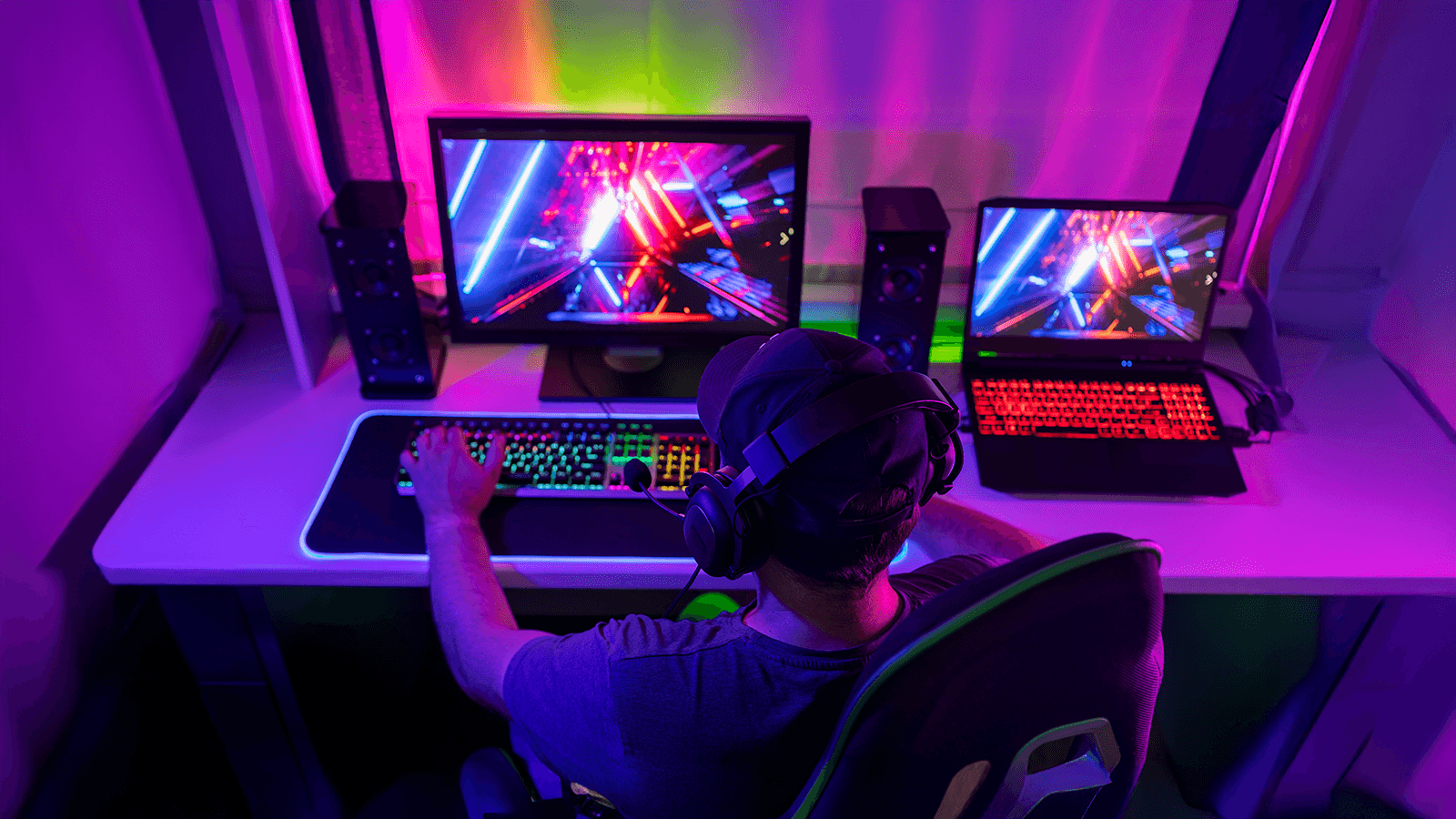 Vista lateral de un portátil gaming Lenovo Legion mostrando sus puertos de conexión y las rejillas de ventilación traseras, cruciales para la disipación del calor