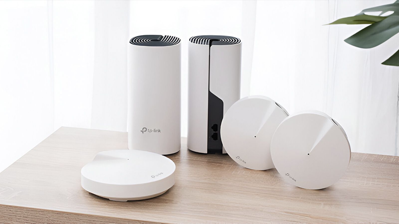 El router Netgear Orbi Mesh instalado en una mesa