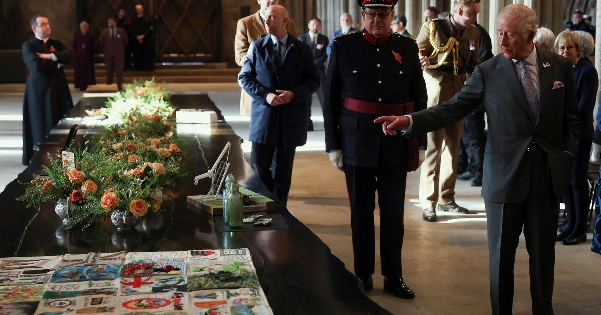 Un militante republicano increpó al rey Carlos III por la relación entre el pedófilo Jeffrey Epstein y su hermano, el príncipe Andrés