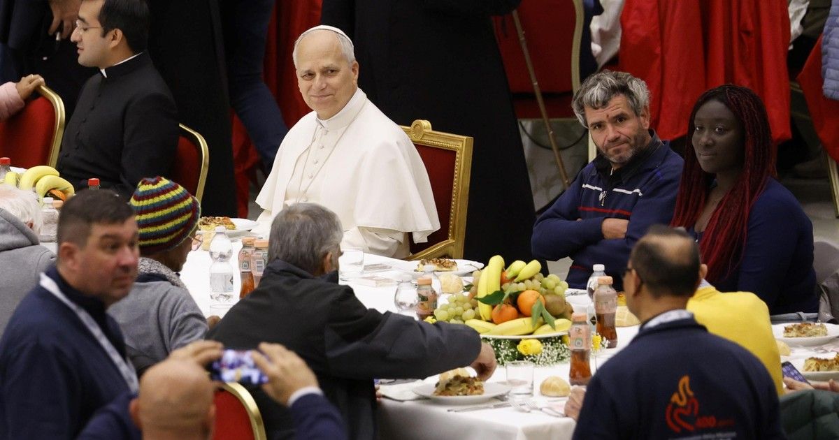 León XIV compartió un almuerzo con marginados de todo el mundo y pidió: "Escuchen el grito de los más pobres”