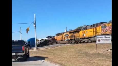 VIDEO IMPACTANTE: Tren embiste a toda velocidad un camión repleto de coches