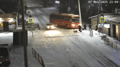 VIDEO: Autobús pierde el control y casi atropella a peatones