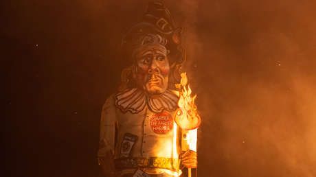 VIDEO: Queman una figura gigante de Starmer