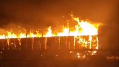 Fuego devora un vagón de tren en marcha (VIDEO)