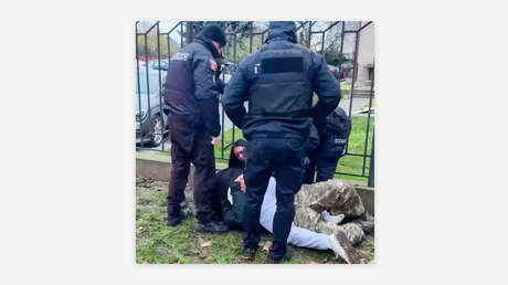 "¡No son la Policía, son las SS!": Defienden a un mensajero de reclutadores y son rociados con gas lacrimógeno (VIDEO)