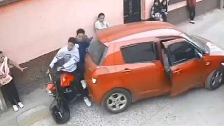 De roce a atropello: conductor pierde la cabeza y embiste con furia a motociclista (VIDEO)