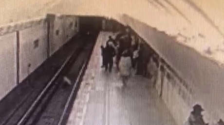 VIDEO IMPACTANTE: Mujer empuja a una menor a las vías del metro porque le molestaban sus carcajadas