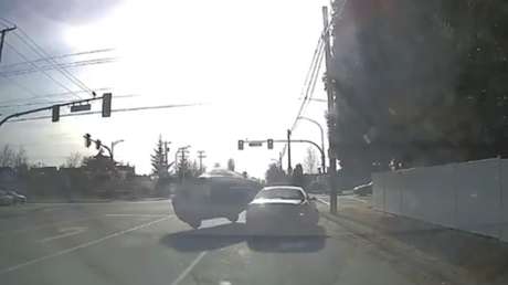 VIDEO: Hombre recibe un golpe en la cara, se intenta vengar y termina volcando su auto