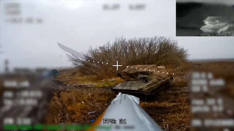 VIDEO: Un dron kamikaze ruso impacta con precisión un vehículo de combate ucraniano
