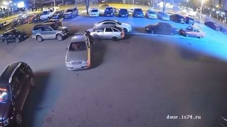 VIDEO: Transeúnte evita con sus manos la colisión de dos autos