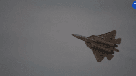 VIDEO: Un Su-57 ruso despliega sus alas sobre el desierto árabe