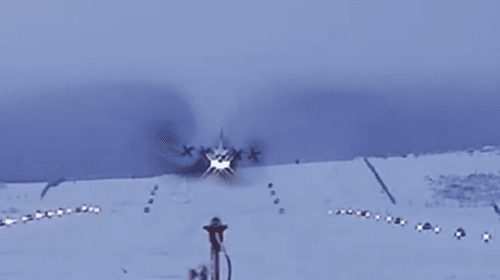 VIDEO: Épico aterrizaje de un avión en invierno ruso