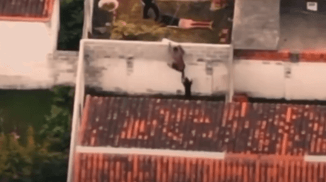 VIDEO FUERTE: Perro guardián frustra fuga de delincuente y casi le despedaza una pierna