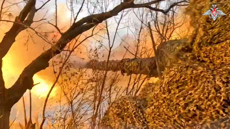 VIDEO: Artillería rusa apoya con fuego a los grupos de asalto en Krasnoarmeisk