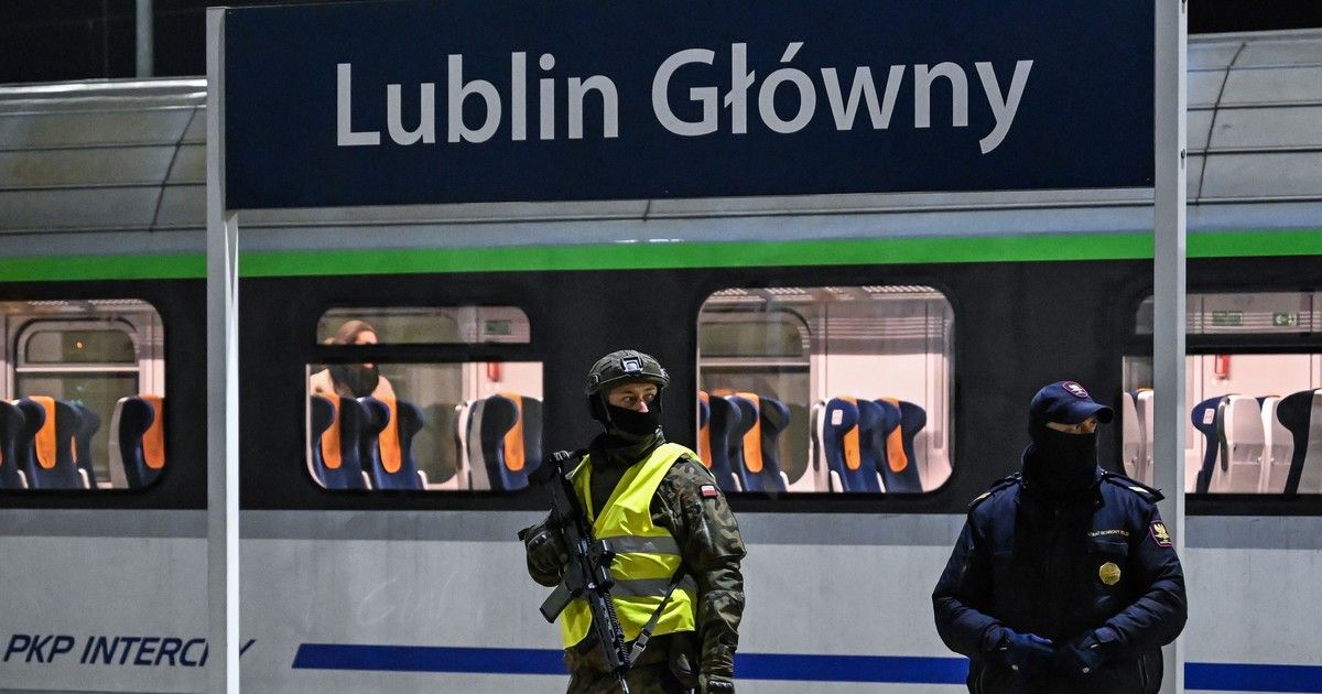 Polonia se blinda ante Rusia: 10.000 soldados en las calles y una app ciudadana tras un sabotaje explosivo en la vía clave para enviar ayuda a Ucrania