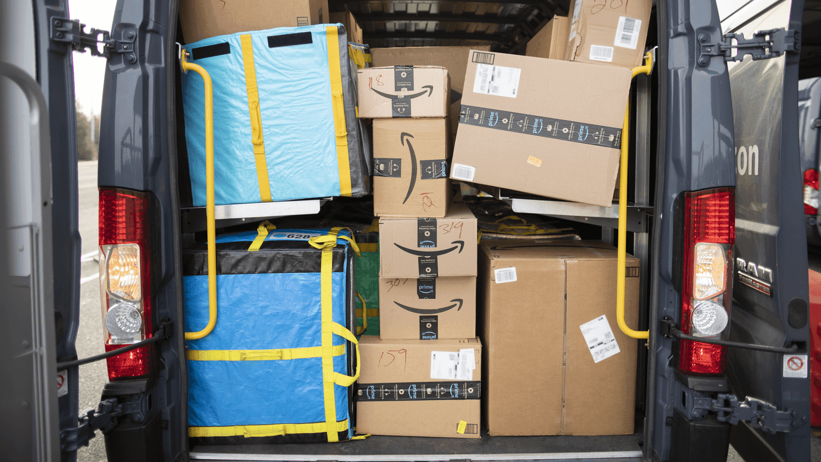 Un repartidor de Amazon entregando un paquete