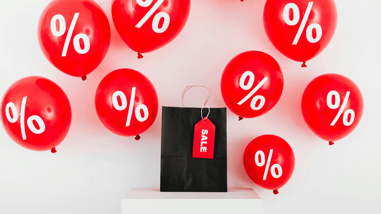 Pareja con bolsas de compra tras haber aprovechado los descuentos de Black Driday