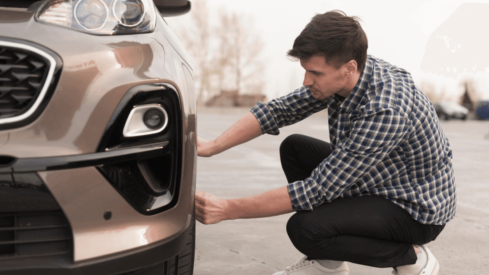 Imagen de un hombre inflando las ruedas de su coche
