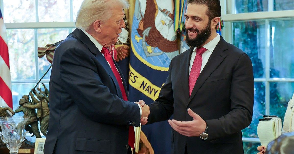 Donald Trump rocía con su nueva fragancia al presidente de Siria en la Casa Blanca y le pregunta cuántas esposas tiene