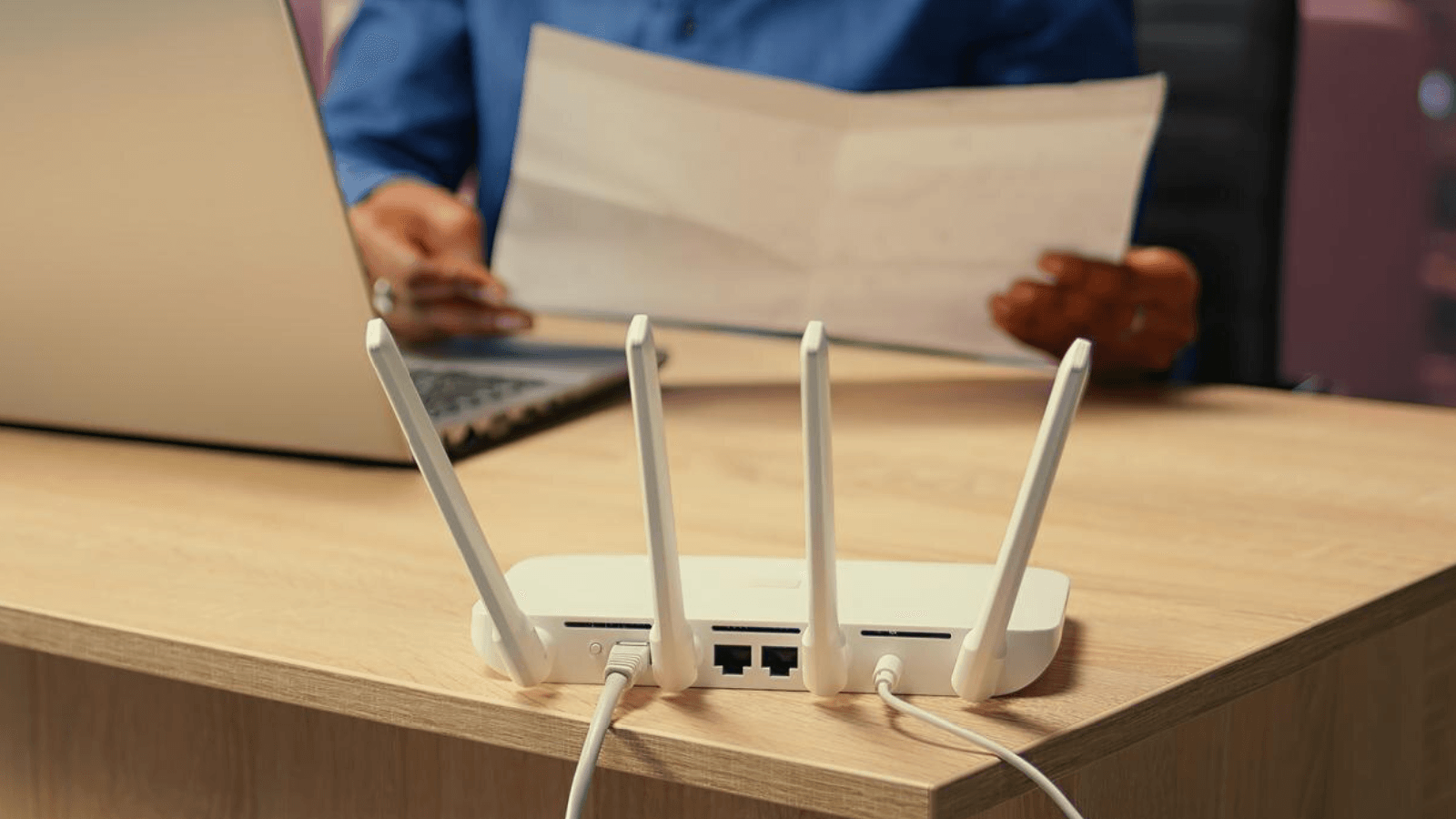 Un router cerca de un televisor que emite señales electromagnéticas