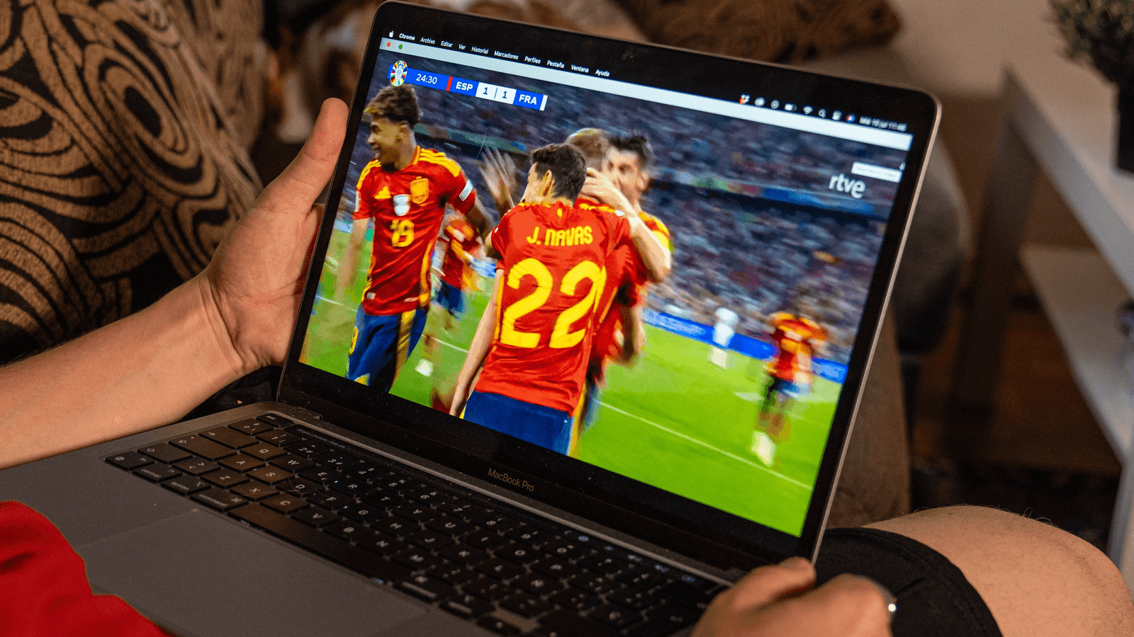 La Selección española de fútbol celebra una victoria