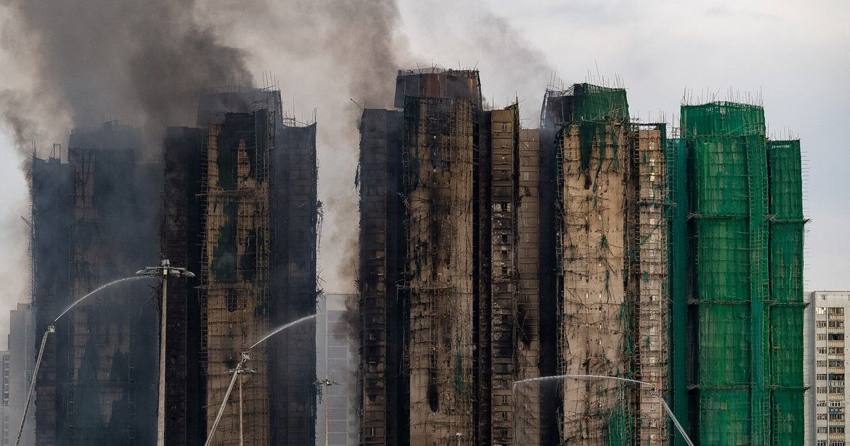 Drones, grúas y voluntarios sostienen la esperanza en un Hong Kong azotado por la tragedia de los edificios incendiados