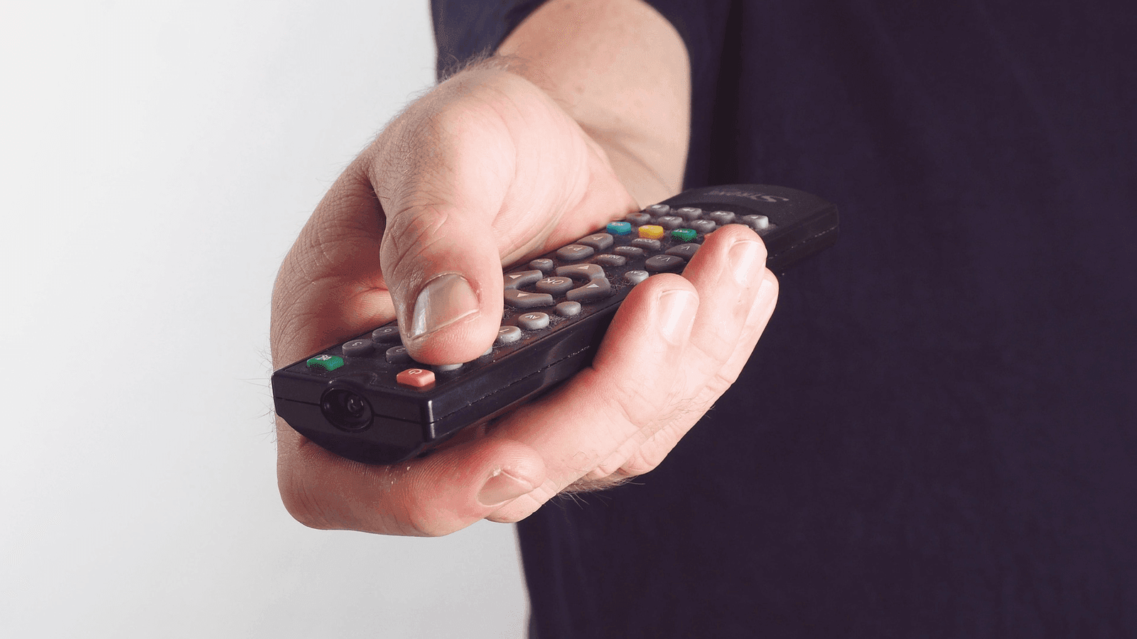 Una mujer viendo la televisión