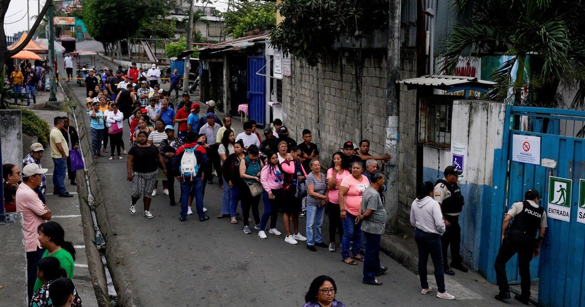 Referéndum en Ecuador: se vota para definir si se reforma la Constitución y se habilitan bases militares extranjeras