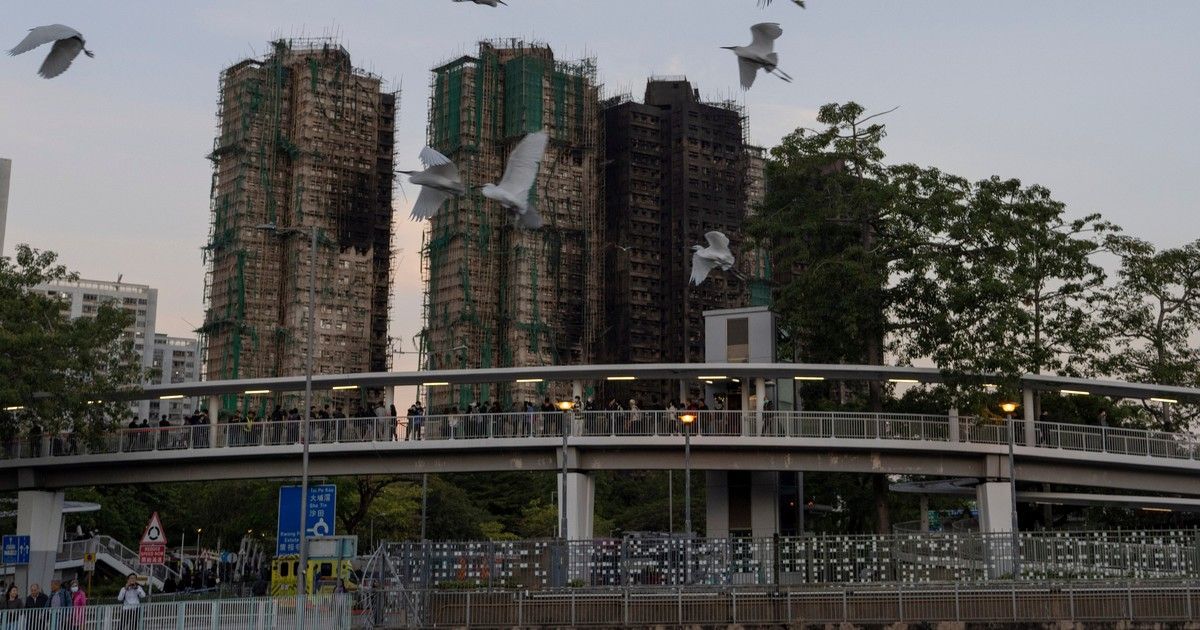 Tragedia en Hong Kong: las alarmas contra incendio no funcionaban y ya son casi 130 los muertos