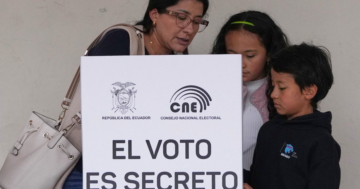 Cierran las urnas del referéndum en Ecuador y se inicia el escrutinio de votos