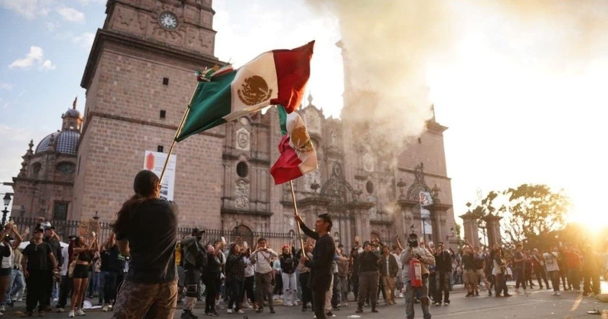 Toman y destrozan un palacio de Gobierno en México, en un desborde de las protestas por el crimen del alcalde Carlos Manzo