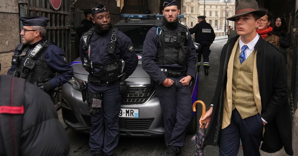 El joven del sombrero al descubierto: el "detective" de la foto misteriosa tras el millonario robo al museo del Louvre