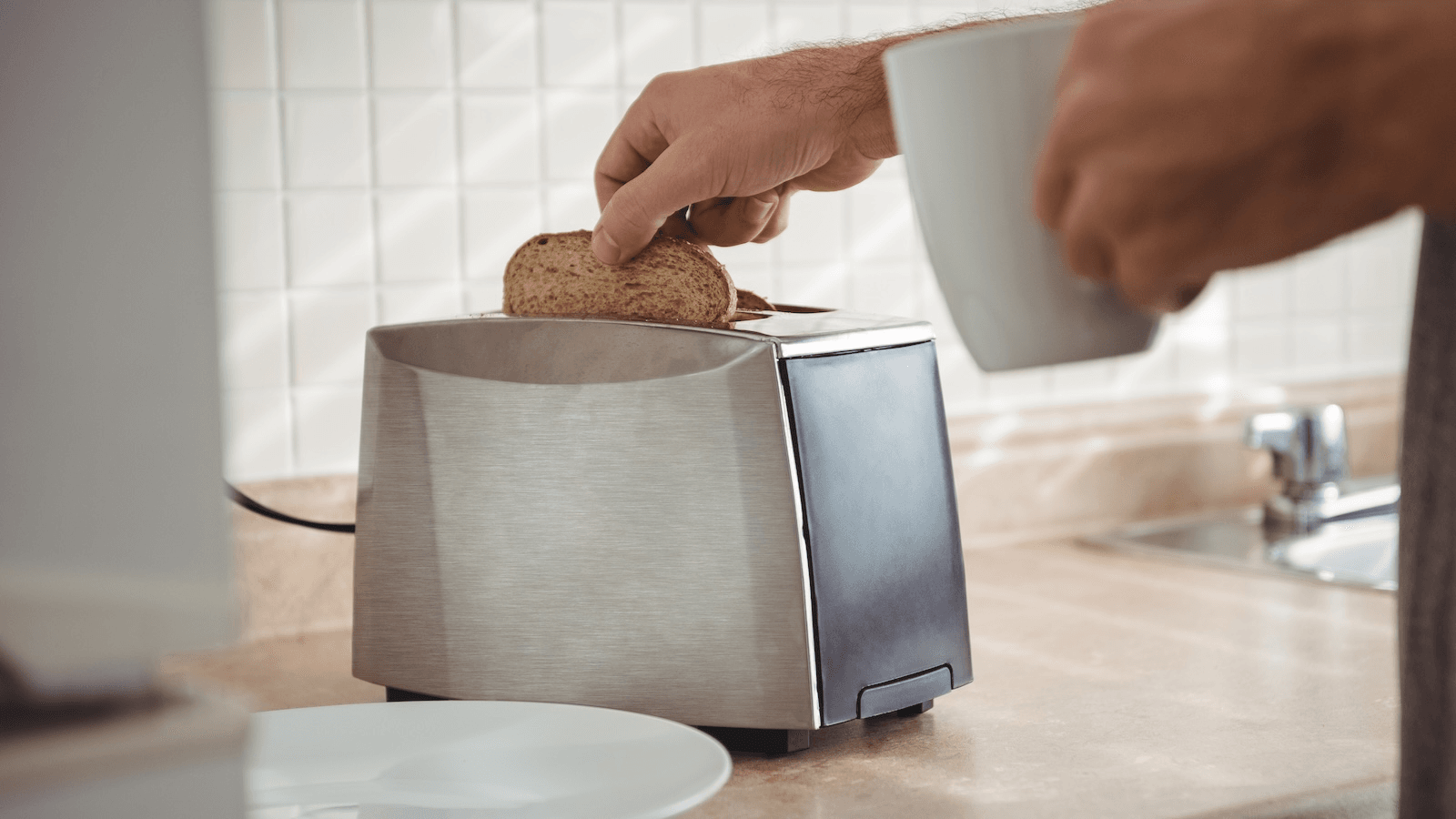 El Nest Hub Max instalado en la cocina de una pareja