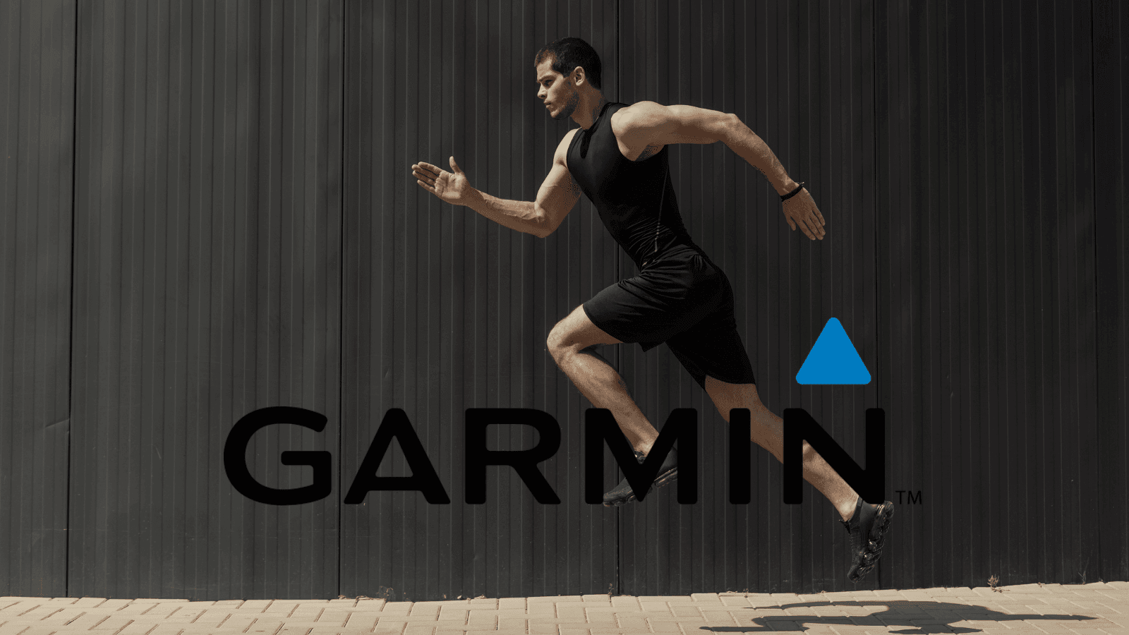 Una persona corriendo con el logo de Garmin