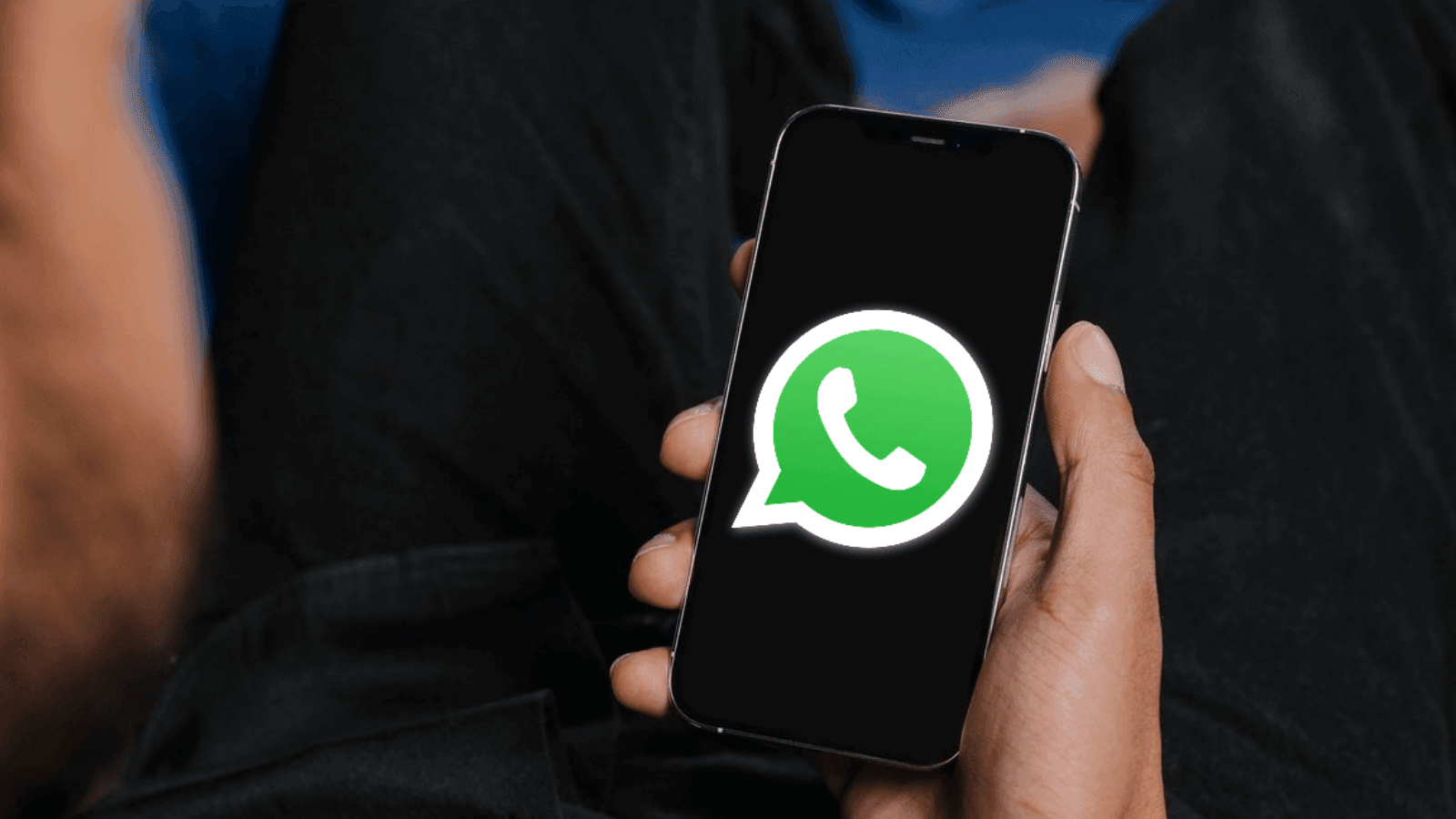 Captura de pantalla de la interfaz de WhatsApp en Android mostrando el menú de adjuntar archivos, con la opción 'Documento' y la nueva sub-opción 'Escanear documento' resaltadas para el tutorial.
