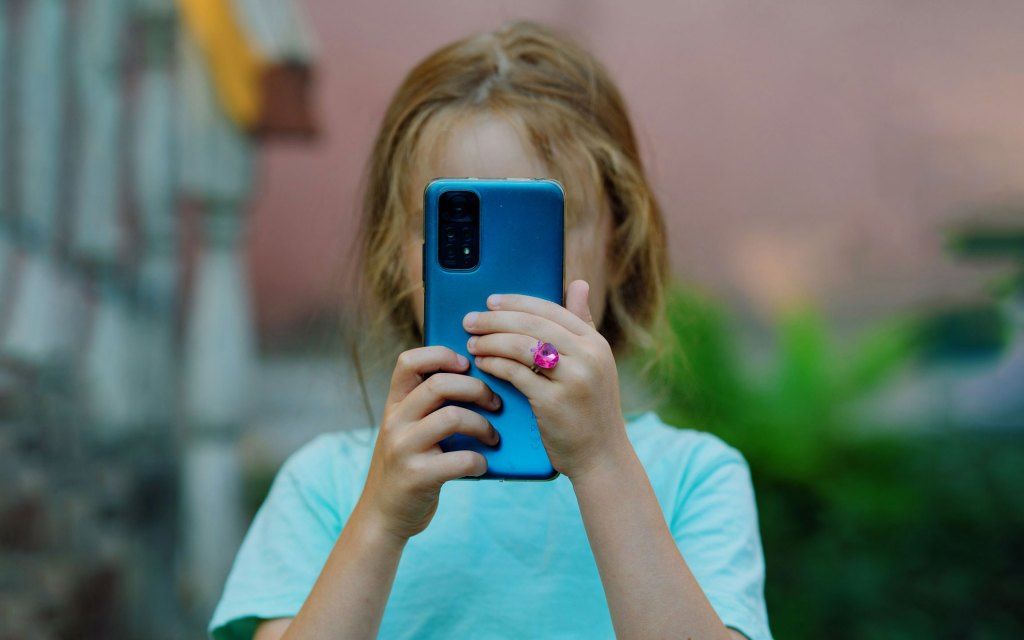 Europa propone una edad mínima para usar las redes sociales