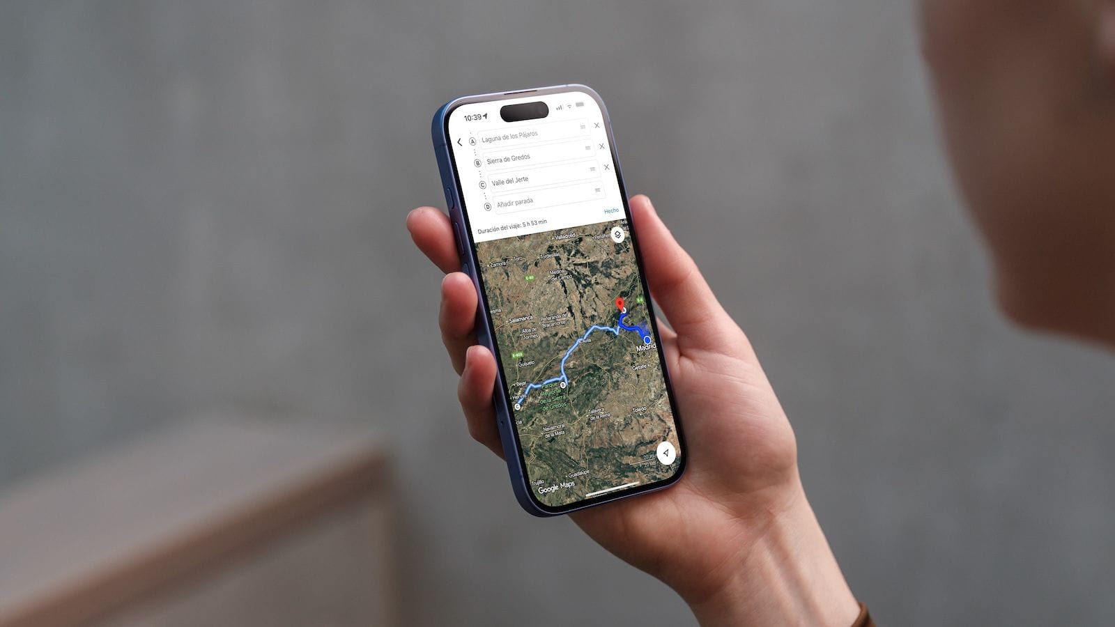 Interfaz de Google Maps con Gemini mostrando una indicación de navegación por voz basada en un punto de referencia visual: Gira a la izquierda después de la farmacia