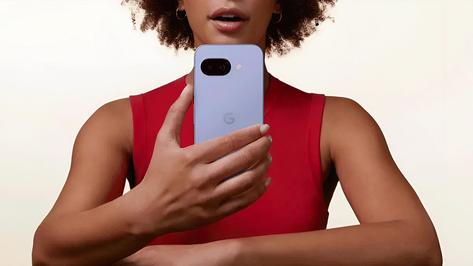 Vista frontal y de perfil del smartphone Google Pixel 9a en color azul, mostrando su diseño con marcos de aluminio reciclado y el módulo de cámara horizontal