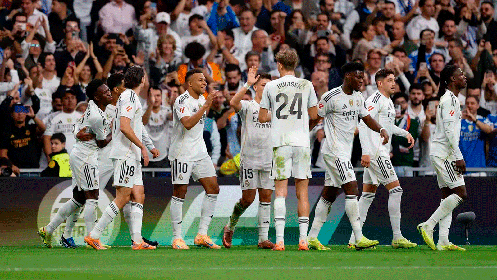 jugadores del Real Madrid celebrando un gol