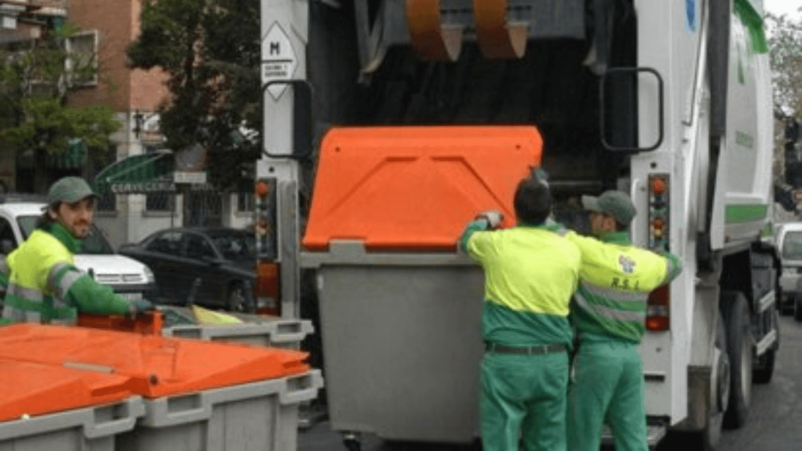 trabajadores recogiendo basura Barcelona