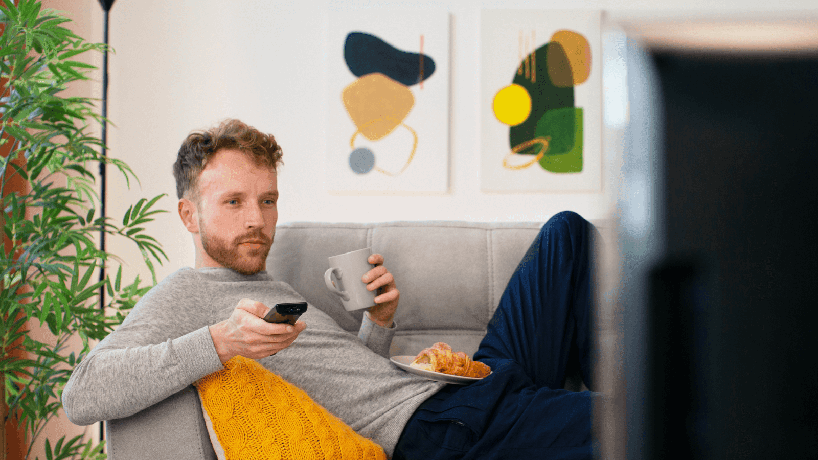 Dos personas viendo la Smart TV