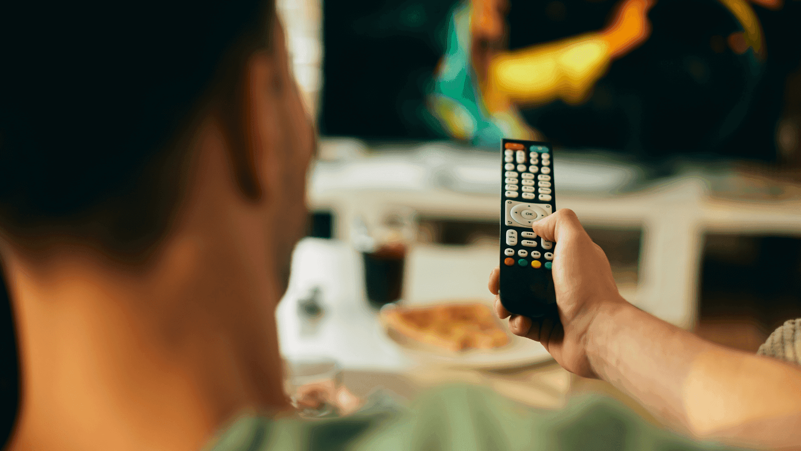 Imagen de una persona viendo la Smart TV