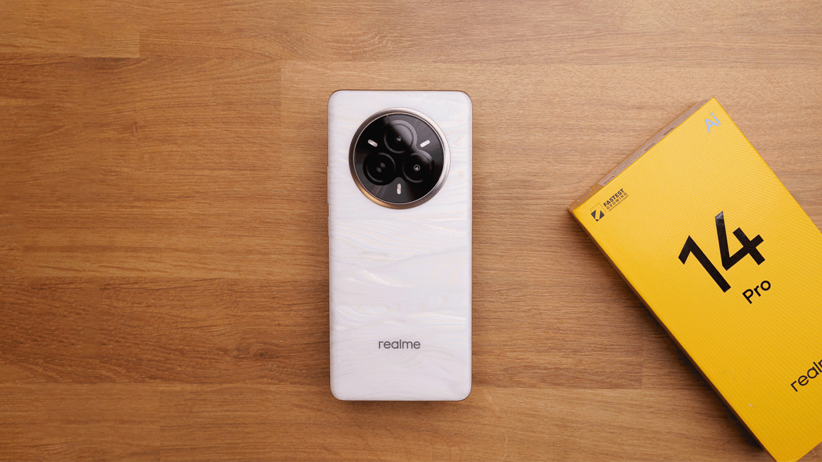 sujetando el smartphone Realme 14 Pro 5G