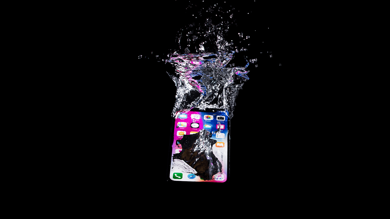 Primer plano de un smartphone con gotas de agua en la pantalla y cerca del puerto de carga, mostrando el riesgo de corrosión y daños por humedad