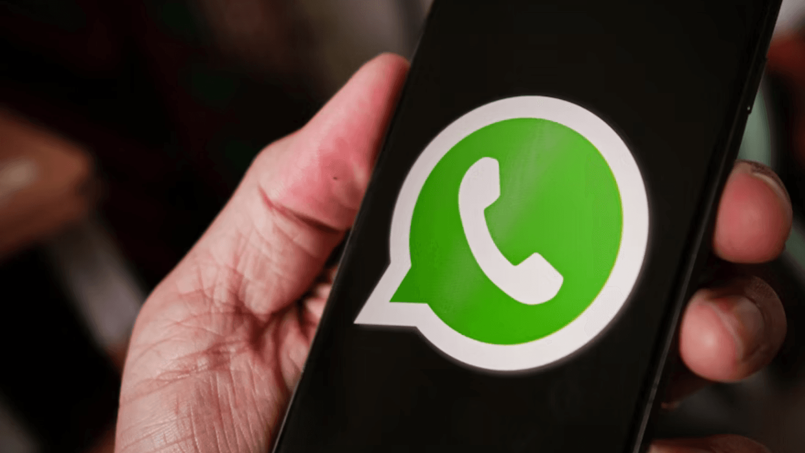 Captura de pantalla de un chat de WhatsApp mostrando la nueva burbuja de estado temporal bajo la foto de perfil del contacto.